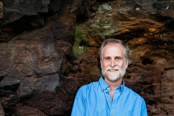Darryl Granger de la Universidad de Purdue desarrolló la tecnología que actualizó la edad de un Australopithecus encontrado en la cueva Sterkfontein. (Lena Kovalenko/Universidad de Purdue)