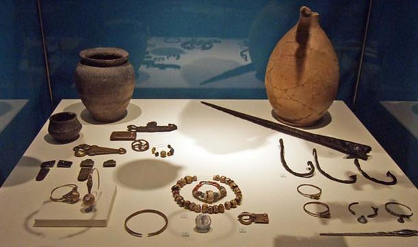 Grave goods. (Jdsteakley / CC BY-SA 3.0)