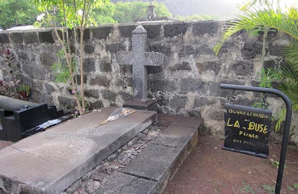 Mormântul lui Oliver Levasseur, piratul "La Buse" din Saint-Paul, Reunion. 