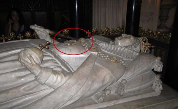 Grave of Queen Elizabeth I of England, in Westminster Abbey as released by image creator Ristesson. She is wearing the Three Brothers, as marked. (Ristesson / Public Domain)