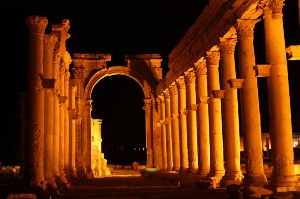 The Great Colonnade and Monumental Arch, night view. 