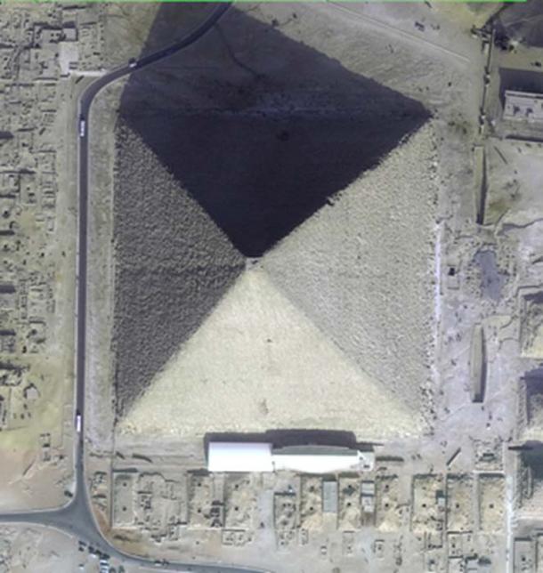 Figura 4. Foto satelital de la Gran Pirámide de Giza que muestra que es octogonal. 