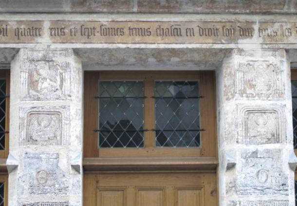 Ground floor facade and a detailed view of its inscription and door jambs of the Nicolas Flamel House. (Tangopaso / Public Domain)