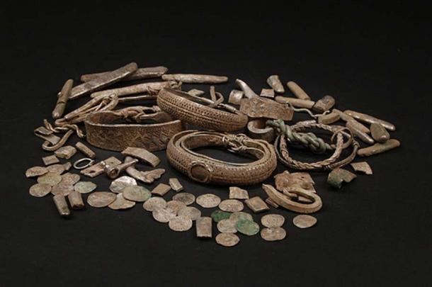 Group shot of the Silverdale Hoard finds. Image by Ian Richardson. (CC BY-SA 2.0)