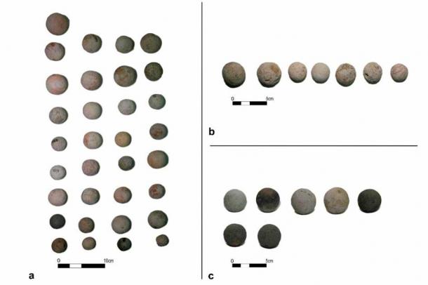 Grupos de antiguas esferas de piedra de Akrotiri. (Constantino Trimmis)