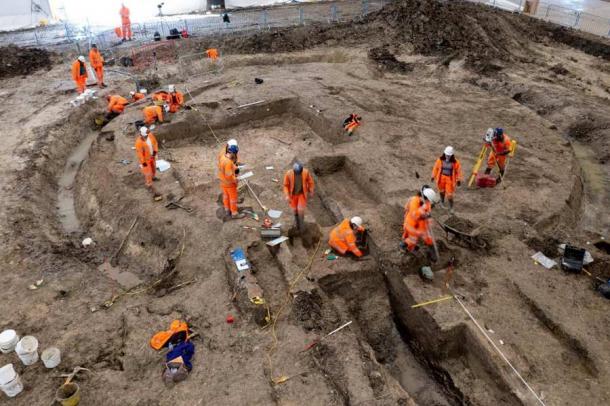 HS2 archaeologists excavating Roman artifacts. (HS2)
