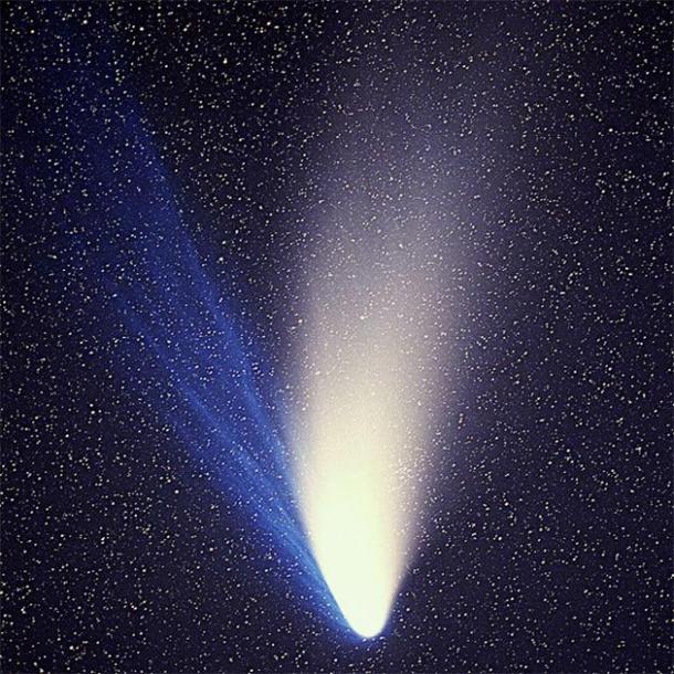 The comet Hale-Bopp in the night sky, 1997. (E. Kolmhofer et al. / CC BY-SA 3.0)