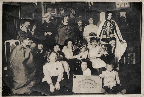 A Halloween party featuring a Ouija board. (simpleinsomnia/CC BY 2.0)