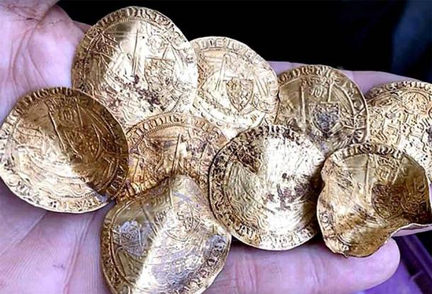 Part of the Hambleden hoard found in Buckinghamshire (20th on the list), 2019 (Suffolk Sifter – Detectorist / YouTube)