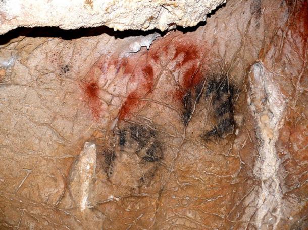 Hand Paintings in Grotte de Gargas, France. (Yoan Rumeau/CC BY SA 4.0)