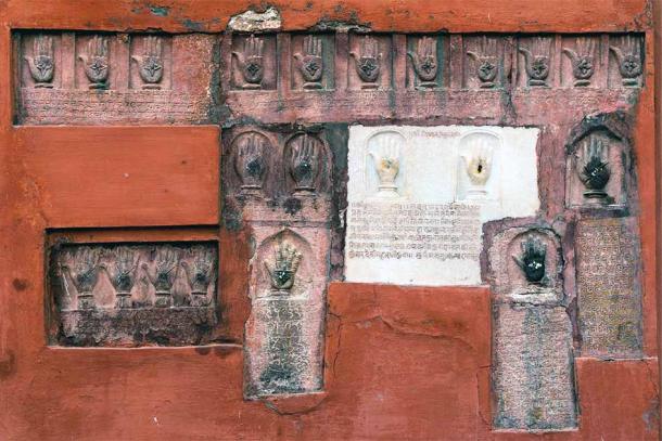 Handprints of wives of the Maharajas of Bikaner, all of whom who committed Sati on the pyres of their husbands, at Junagarh Fort in Bikaner, India. (Daniel Villafruela / CC BY-SA 3.0)