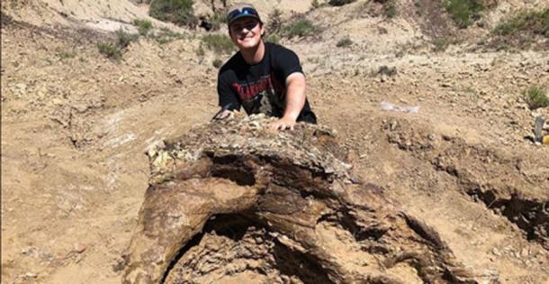 Harrison Duran with the triceratops skull in North Dakota. (Fossil Excavators)
