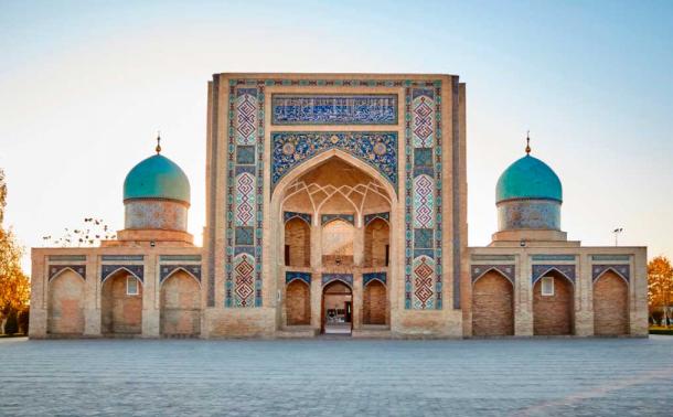 La plaza Hast Imam, también conocida como Hazrati Imam, es un complejo religioso ubicado en Tashkent, Uzbekistán. Incluye varios sitios islámicos importantes, como Barak-Khan Madrassah, la Mezquita Tillya Sheikh y el Instituto Islámico Imam al-Bukhari. La plaza es un importante lugar de peregrinación para los musulmanes y una popular atracción turística, y es conocida por su hermosa arquitectura y su importancia histórica. Fuente: TTstudio/Adobe Stock