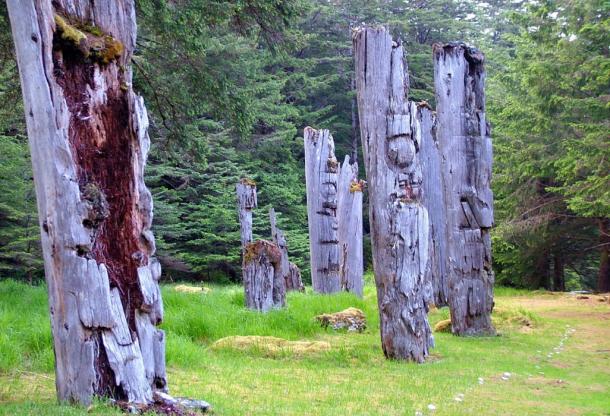 Historic totem poles of Haida village (Fotolia)