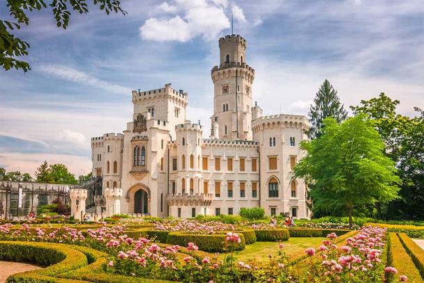 Zámok Hluboká v Českej republike je rozprávkový zámok z 13. storočia postavený v gotickom štýle.  V priebehu storočí bol niekoľkokrát prestavaný a v roku 1871 bola vyzdobená v štýle britského hradu Windsor.  Má 140 izieb, jedenásť veží a luxusné interiéry.  (William / Adobe Stock)