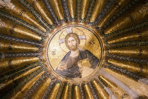 El Santo Salvador fue originalmente una iglesia bizantina. Espectacular mosaico en el centro de su techo abovedado. Crédito: Nastya Tepikina / Adobe Stock