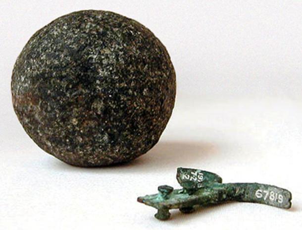 Hook and granite ball recovered in the Great Pyramid by Dixon and Grant in 1872. (F l a n k e r / Public Domain)
