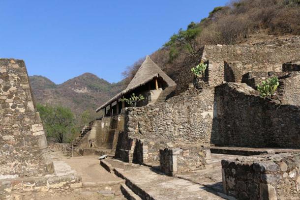 View of the “House of the Eagles”, the main monolithic temple that dominates the site of Malinalco. (© Marco Vigato)