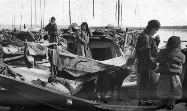Houseboats of the Kets, 1914. (Domeniul Public)
