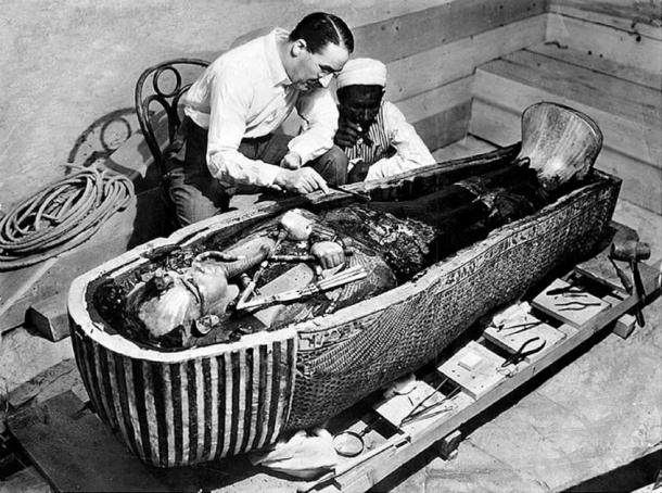 Howard Carter abriendo el santuario de la tumba del rey Tutankamón cerca de Luxor en Egipto. (Dominio publico)