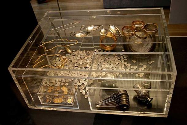 Hoxne Hoard: Display case at the British Museum showing a reconstruction of the arrangement of the hoard treasure when excavated in 1992. (Mike Peel/CC BY SA 4.0)