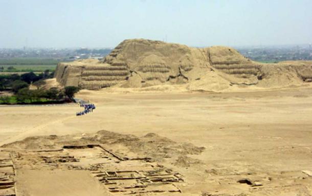 Huaca del Sol as seen from the southeast, with the Moche River delta beyond and city ruins in the foreground. (Gustavo M / CC BY-SA 2.0)