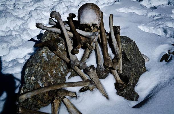 Esqueleto humano encontrado en el lago Roopkund