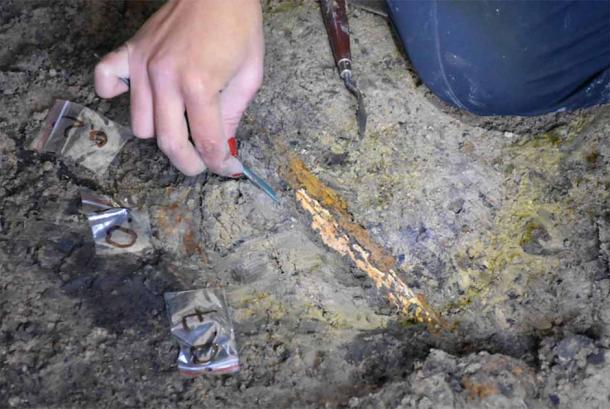 The Hun warrior tomb contained an ornate sword and dagger, both decorated with gold leaf. (CNAIR / Vasile Pârvan Institute of Archaeology)