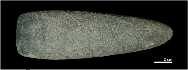 Esta cabeza de hacha de piedra, encontrada en la misma cueva que el cráneo de Cova Foradada, fue probablemente el arma homicida. (Revista Internacional de Paleopatología)