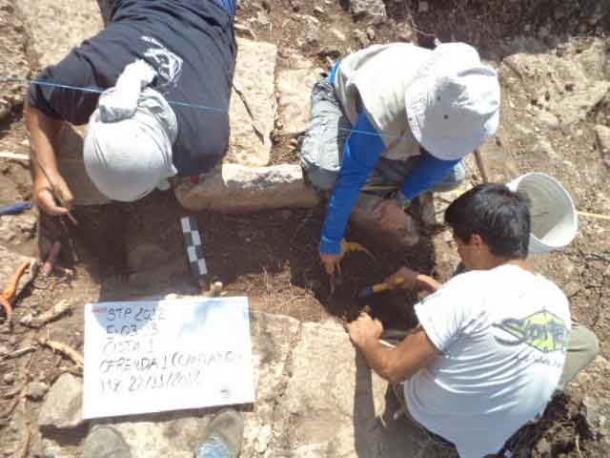 Arqueólogos excavando el entierro de una cista en el sitio de Tamanache, Mérida, Yucatán.  (WSU) Dos de los contenedores de drogas mayas analizados en el estudio provienen de esta excavación.