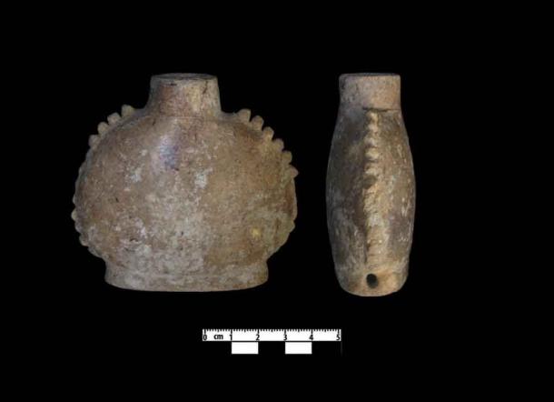 Frontal and lateral view of a Muna-type (750-900 AD) paneled flask with distinctive serrated-edge decoration. (WSU)