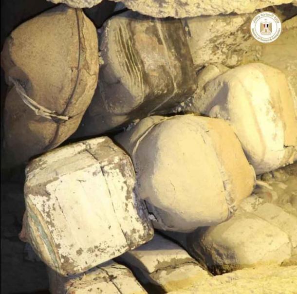 Pilas de ataúdes sellados encontrados en el complejo funerario. Ministerio de Turismo y Antigüedades