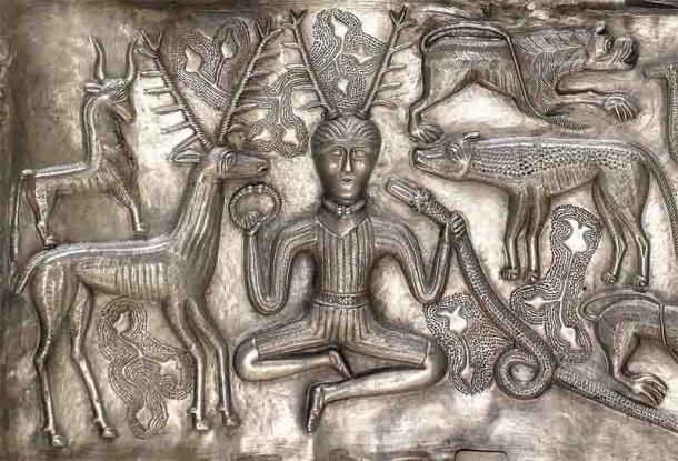 El dios celta con cuernos de los bosques, conocido como Cernunnos, se representa aquí sosteniendo un torque en su mano derecha. (Museo Nacional / CC BY-SA 3.0)