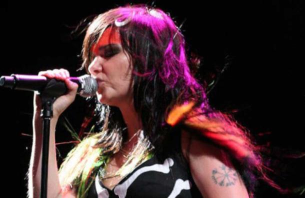 La cantante islandesa Björk, actuando en Coachella en 2007. Su tatuaje en el brazo de Vegvisir en 1982 ayudó a aumentar su popularidad como un supuesto símbolo vikingo. (eltripwirenyc / CC BY 2.0)