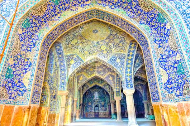 La Mezquita Imam, también conocida como Mezquita Shah, es una mezquita en Isfahán, Irán. Fue construido a principios del siglo XVII durante la dinastía Safavid por orden de Shah Abbas I, y es conocido por su intrincado trabajo de azulejos y su impresionante arquitectura. La mezquita es un ejemplo importante de la arquitectura islámica persa y es Patrimonio de la Humanidad por la UNESCO. Fuente: Hamdan Yoshida/Adobe Stock.