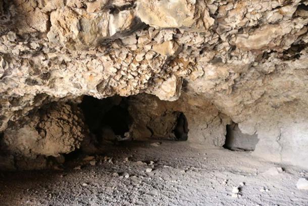 In the “Cueva del Pirul”, one of the largest systems of interconnected caves to the East of the Pyramid of the Sun. (Photo by author Marco M. Vigato).