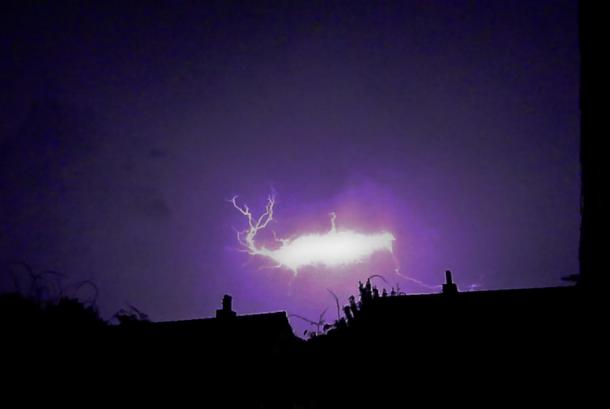 A Incredible Natural Phenomena of Ball Lightning. Shot in Maastricht the Netherlands on 28 June 2011. (Joe Thomissen, CC BY-SA 3.0)