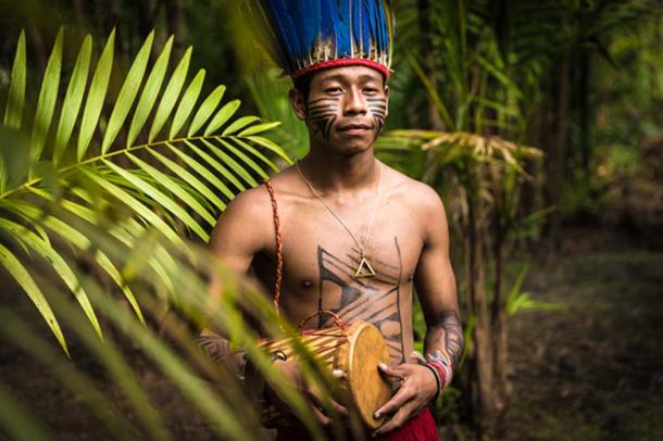 Indigenous man in the jungle of Brazil. (filipefrazao / Adobe)