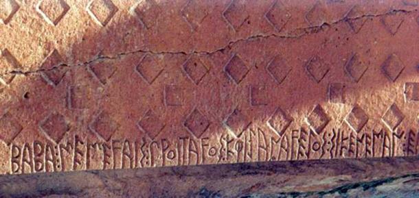 Inscripción en el alfabeto frigio.  Esto es parte de la tumba de Midas en la ciudad de Midas (Midas Şehri), Turquía.