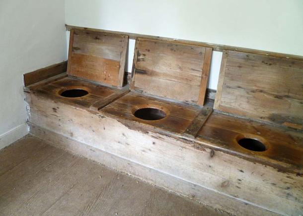 Inside the early 18th century privy from Townsend House, Leominster, showing the 3-seat earth closet. Preserved in the Avoncroft Museum of Historic Buildings, Worcestershire. (DeFacto/CC BY SA 4.0)