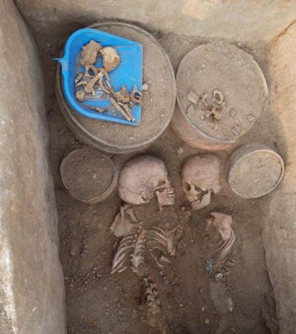 Inside the grave the excavators found the skeletons of two teenagers, one male and one female. (Tengri News)
