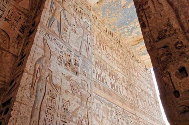 Interior del templo mortuorio de Medinet Habu. (Dezlab/Pixabay)