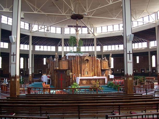 Interior of the Coliseum at the National Shrine of the North American Martyrs, Auriesville, New York, showing the sanctuary and high altar. (Public Domain)