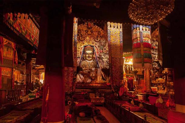 Interior of famous Buddhist Jokhang Temple in Lhasa, Tibet, created by King Songsten Gampo who founded the Tibetan Empire. (tynrud / Adobe Stock)