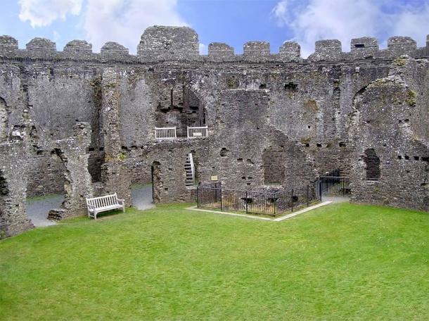 Interior of the ruin of Restormel Castle (Marcin Chodorowski / Adobe Stock)