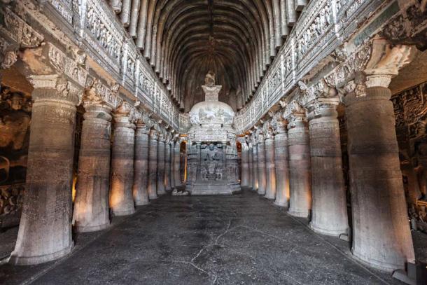 Interior de Ajanta chaityagrihas, o cueva santuario, en las cuevas de Ajanta.(saiko3p / Adobe Stock)