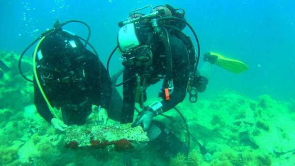 Investigating the shipwreck at Fylladi Bay of Rineia.