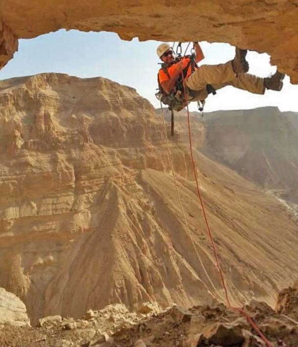 Investigador repele en la Cueva 8 en Nahal Hever conocida como la Cueva del Horror, donde se descubrieron recientemente los fragmentos de pergamino del Mar Muerto. (Eitan Klein / Autoridad de Antigüedades de Israel)