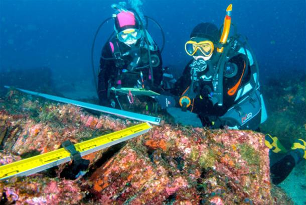 Investigators recording of the state of sunken roof tiles off Hatsushima island in Atami, Shizuoka Prefecture, on Dec. 14. (Image: Kazushige Horiguchi / Asahi Shimbun)