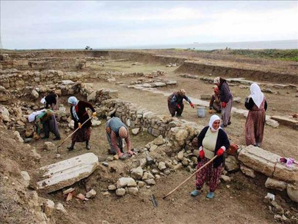 Investigators excavating part of Heraion Teikhos, ancient Thracian city. (Suleymanpasa Municipality)